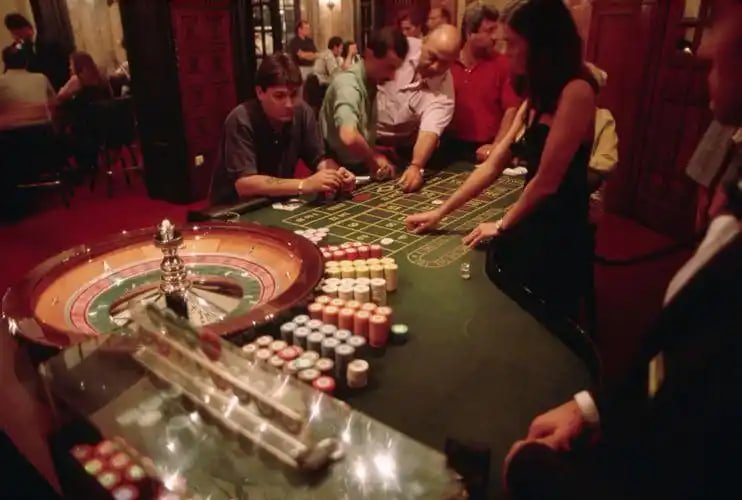 Dealer profesional sivp6 kasino live memandu permainan Baccarat di studio streaming berkualitas tinggi